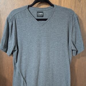 Cuts Clothing mens v-neck curved hem shirt